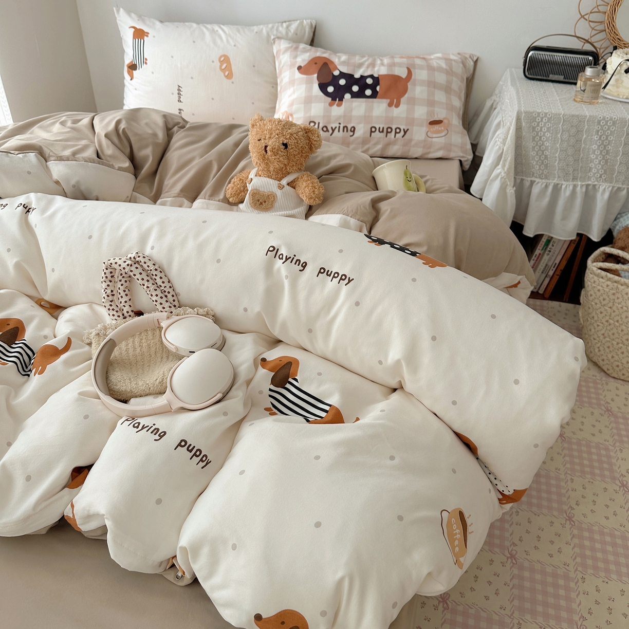 91家纺网 家纺一手货源 找家纺 桃心家居 2026新款A类亲肤舒适软糯云柔水洗棉数码印花混搭少女卡通奶乎乎系列四件套 云柔水洗棉-奶咖小腊肠