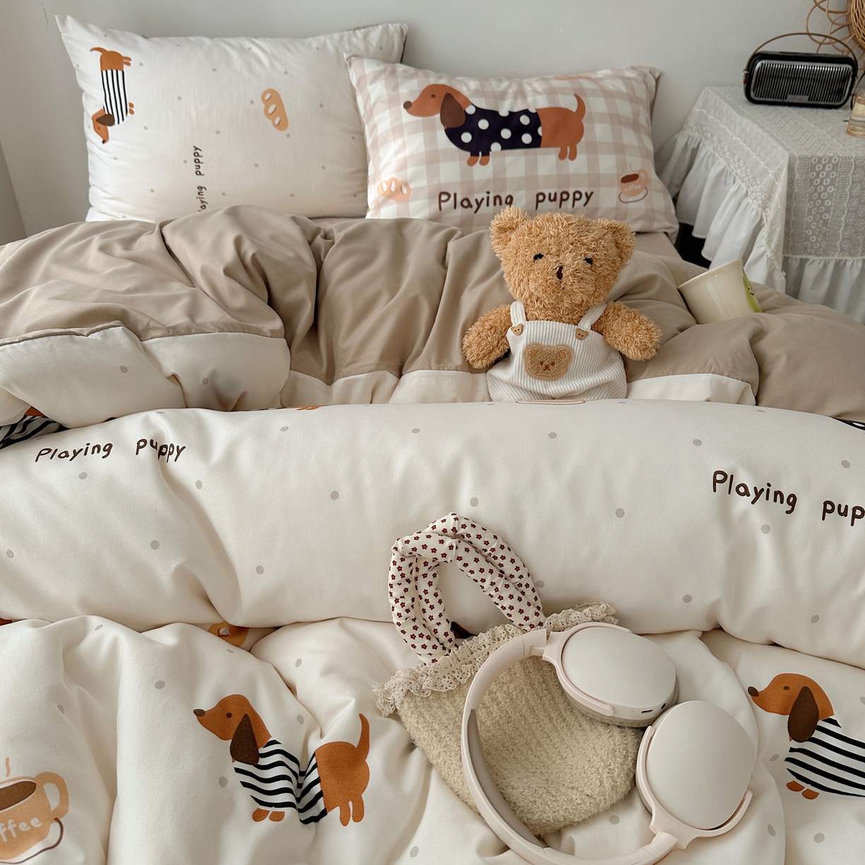 91家纺网 家纺一手货源 找家纺 桃心家居 2026新款A类亲肤舒适软糯云柔水洗棉数码印花混搭少女卡通奶乎乎系列四件套 云柔水洗棉-奶咖小腊肠