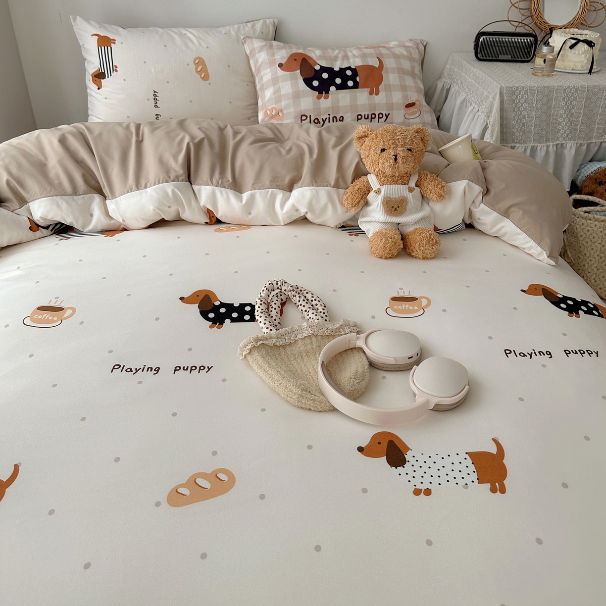 91家纺网 家纺一手货源 找家纺 桃心家居 2026新款A类亲肤舒适软糯云柔水洗棉数码印花混搭少女卡通奶乎乎系列四件套 云柔水洗棉-奶咖小腊肠