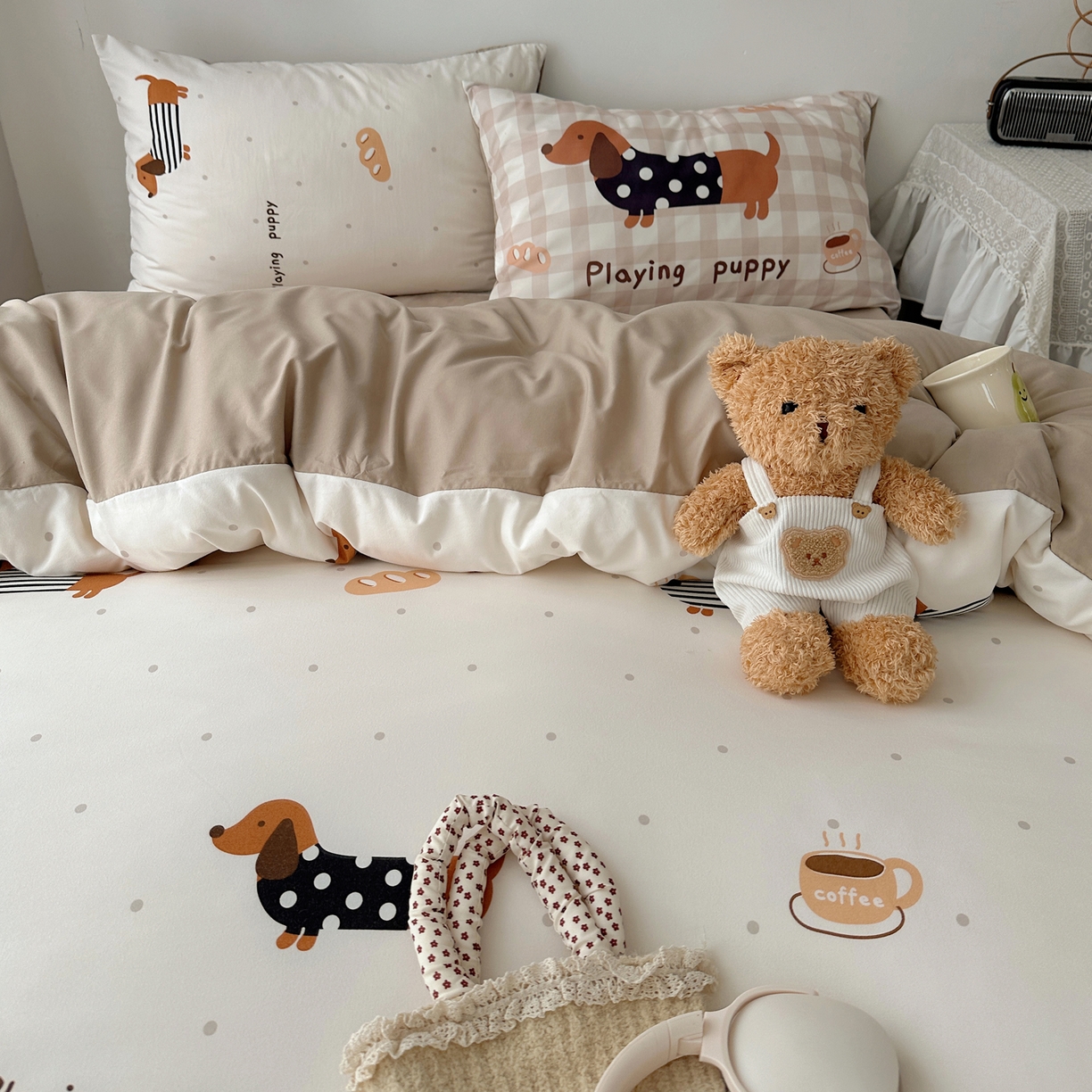 91家纺网 家纺一手货源 找家纺 桃心家居 2026新款A类亲肤舒适软糯云柔水洗棉数码印花混搭少女卡通奶乎乎系列四件套 云柔水洗棉-奶咖小腊肠