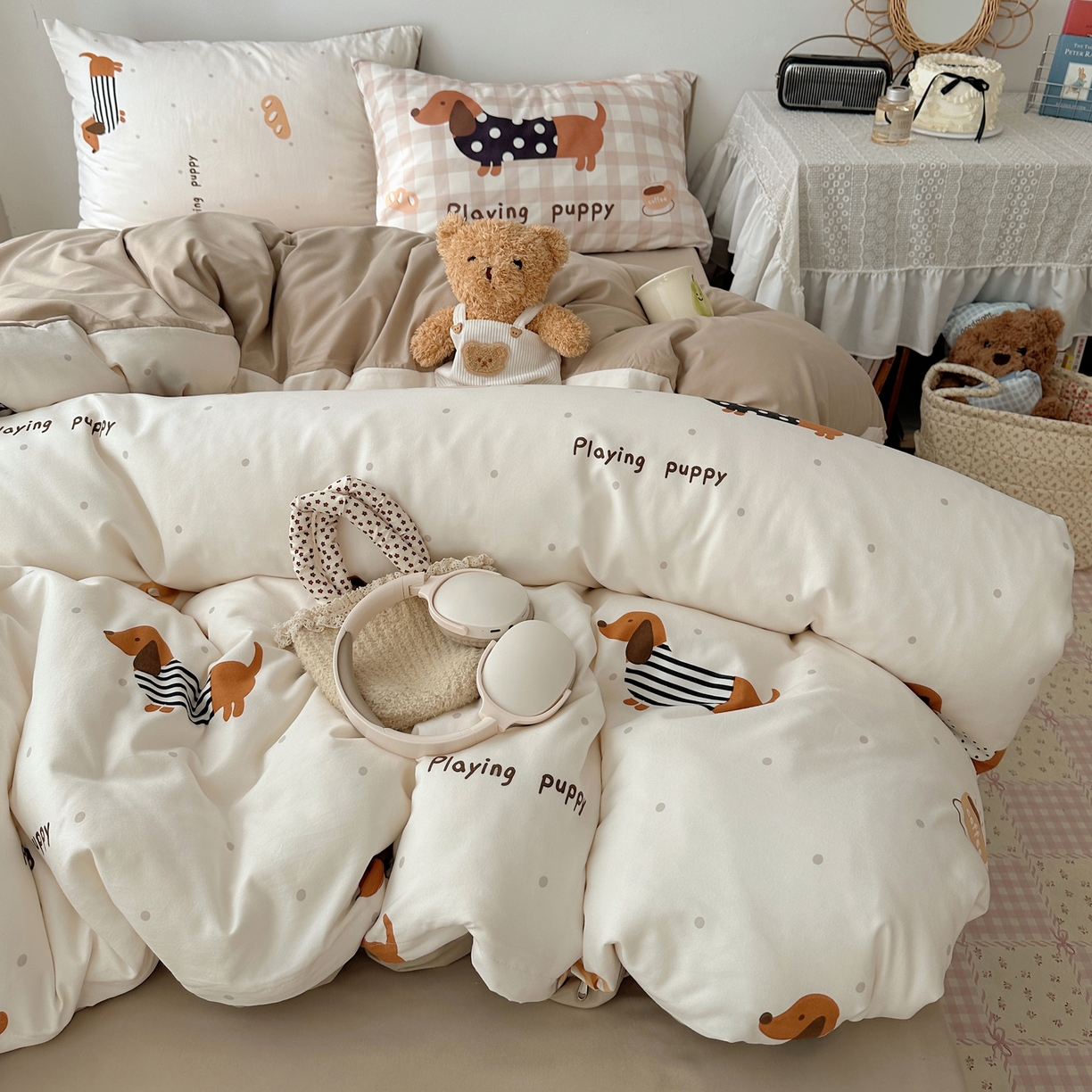 91家纺网 家纺一手货源 找家纺 桃心家居 2026新款A类亲肤舒适软糯云柔水洗棉数码印花混搭少女卡通奶乎乎系列四件套 云柔水洗棉-奶咖小腊肠