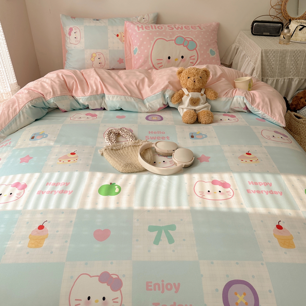 91家纺网 家纺一手货源 找家纺 桃心家居 2026新款A类亲肤舒适软糯云柔水洗棉数码印花混搭少女卡通奶乎乎系列四件套 云柔水洗棉-甜心蓝格猫