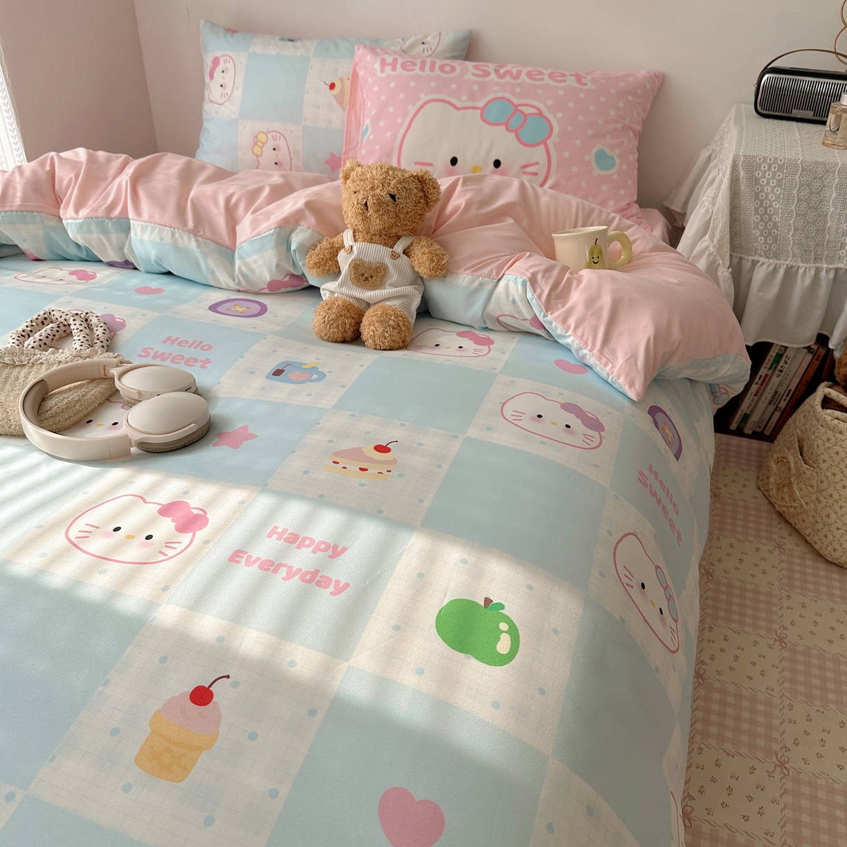 91家纺网 家纺一手货源 找家纺 桃心家居 2026新款A类亲肤舒适软糯云柔水洗棉数码印花混搭少女卡通奶乎乎系列四件套 云柔水洗棉-甜心蓝格猫