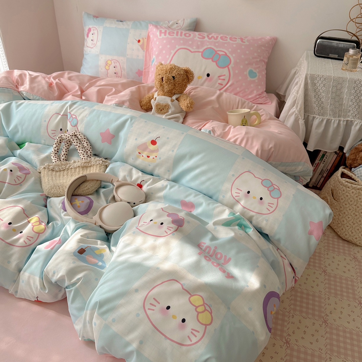91家纺网 家纺一手货源 找家纺 桃心家居 2026新款A类亲肤舒适软糯云柔水洗棉数码印花混搭少女卡通奶乎乎系列四件套 云柔水洗棉-甜心蓝格猫