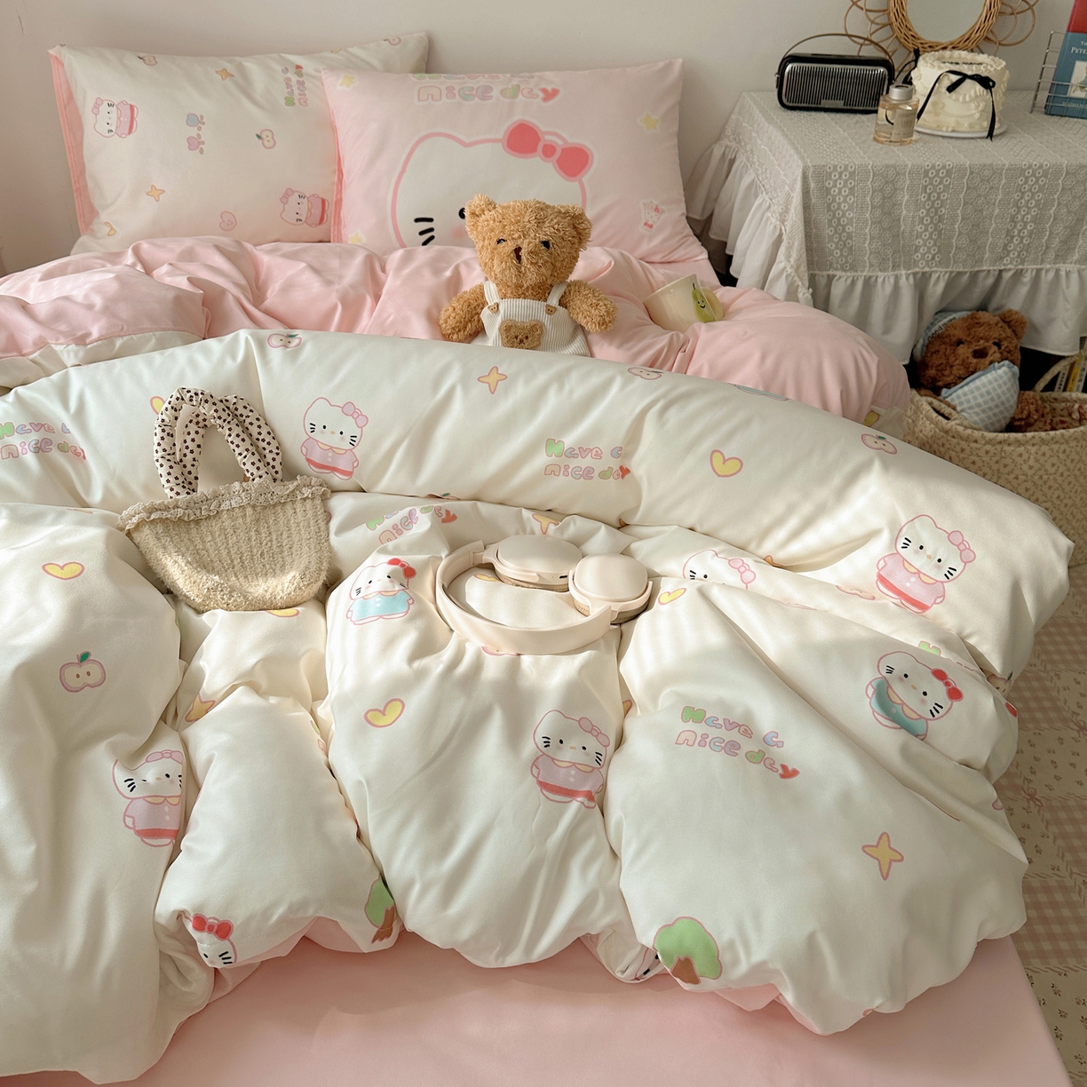 91家纺网 家纺一手货源 找家纺 桃心家居 2026新款A类亲肤舒适软糯云柔水洗棉数码印花混搭少女卡通奶乎乎系列四件套 云柔水洗棉-奶咖心愿猫