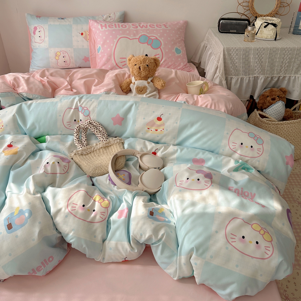 91家纺网 家纺一手货源 找家纺 桃心家居 2026新款A类亲肤舒适软糯云柔水洗棉数码印花混搭少女卡通奶乎乎系列四件套 云柔水洗棉-甜心蓝格猫
