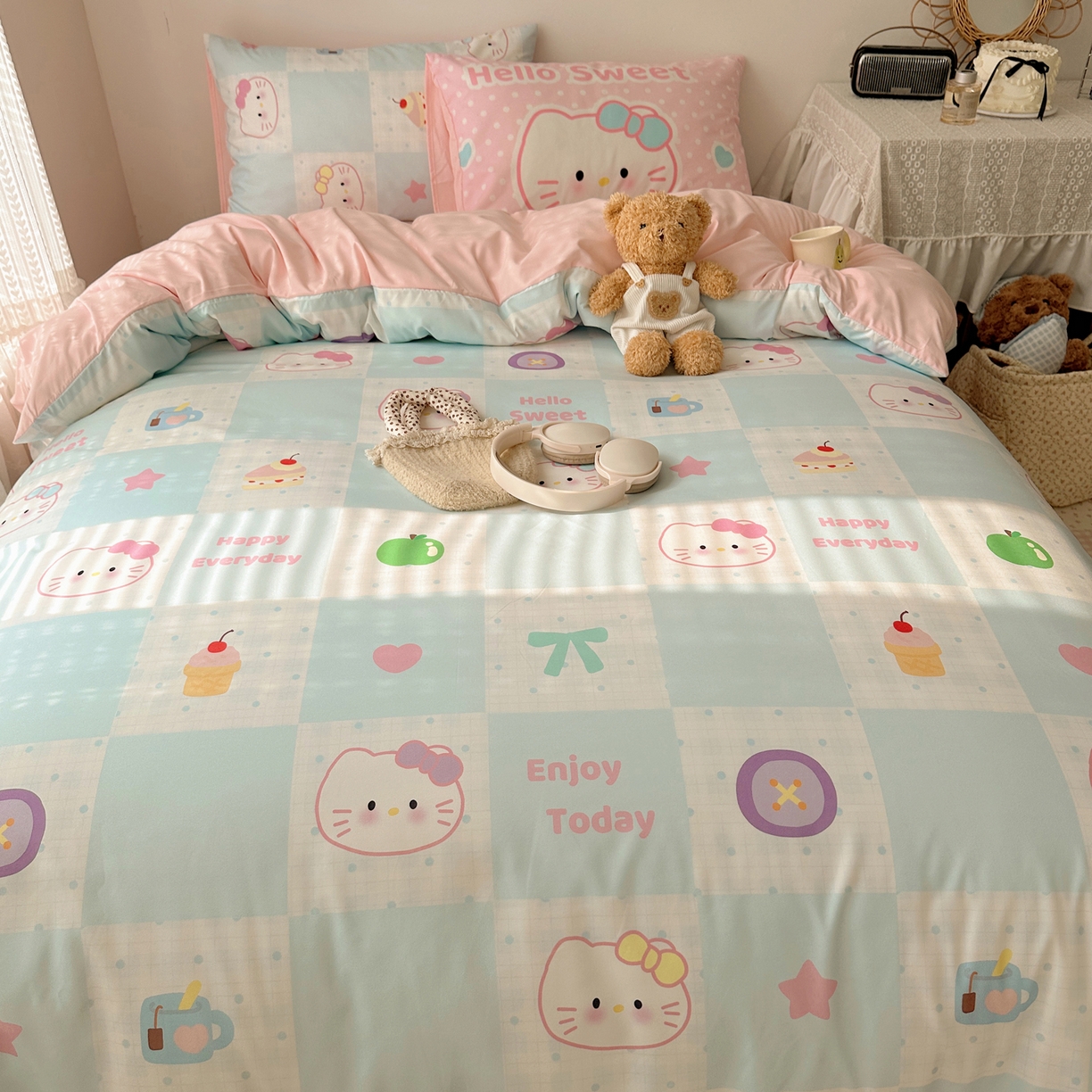 91家纺网 家纺一手货源 找家纺 桃心家居 2026新款A类亲肤舒适软糯云柔水洗棉数码印花混搭少女卡通奶乎乎系列四件套 云柔水洗棉-甜心蓝格猫