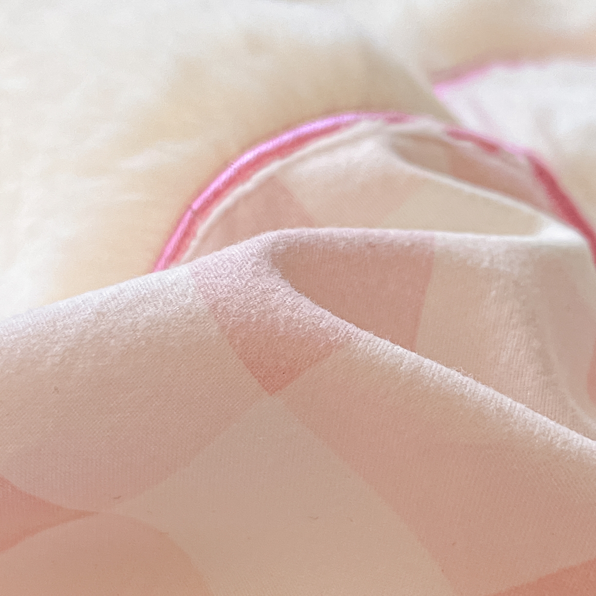 91家纺网 家纺一手货源 找家纺 桃心家居 2026新款A类三丽鸥正版授权云柔水洗棉兔毛贴布绣刺绣软糯系列四件套 云柔水洗棉-贴布绣粉格KT