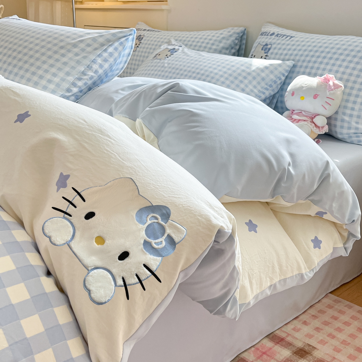 91家纺网 家纺一手货源 找家纺 桃心家居 2026新款A类三丽鸥正版授权云柔水洗棉兔毛贴布绣刺绣软糯系列四件套 云柔水洗棉-贴布绣蓝格KT