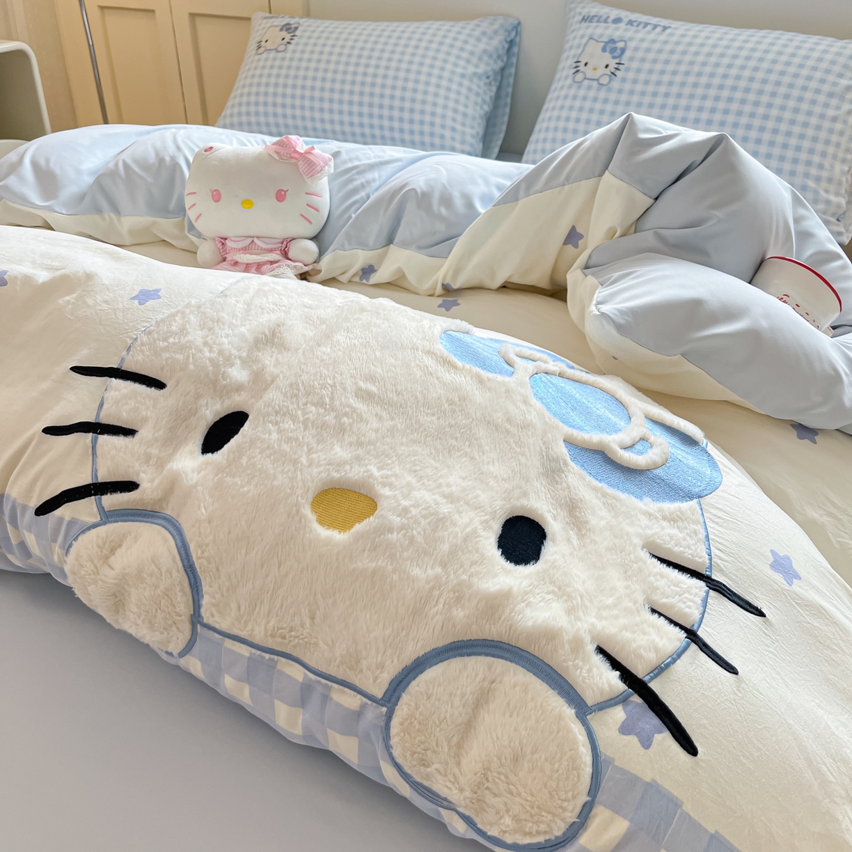 91家纺网 家纺一手货源 找家纺 桃心家居 2026新款A类三丽鸥正版授权云柔水洗棉兔毛贴布绣刺绣软糯系列四件套 云柔水洗棉-贴布绣蓝格KT