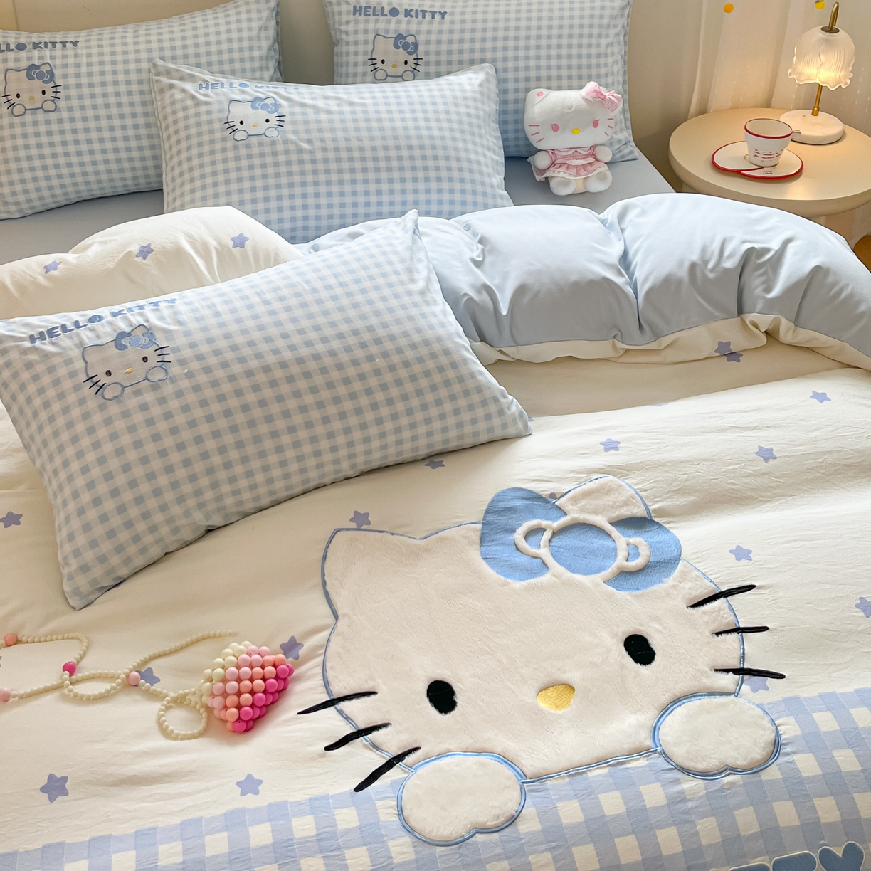 91家纺网 家纺一手货源 找家纺 桃心家居 2026新款A类三丽鸥正版授权云柔水洗棉兔毛贴布绣刺绣软糯系列四件套 云柔水洗棉-贴布绣蓝格KT