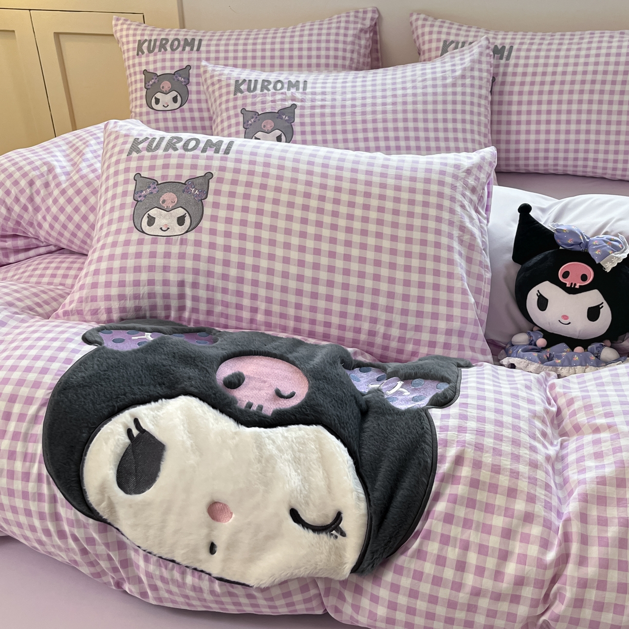 91家纺网 家纺一手货源 找家纺 桃心家居 2026新款A类三丽鸥正版授权云柔水洗棉兔毛贴布绣刺绣软糯系列四件套 云柔水洗棉-贴布绣紫格库洛米