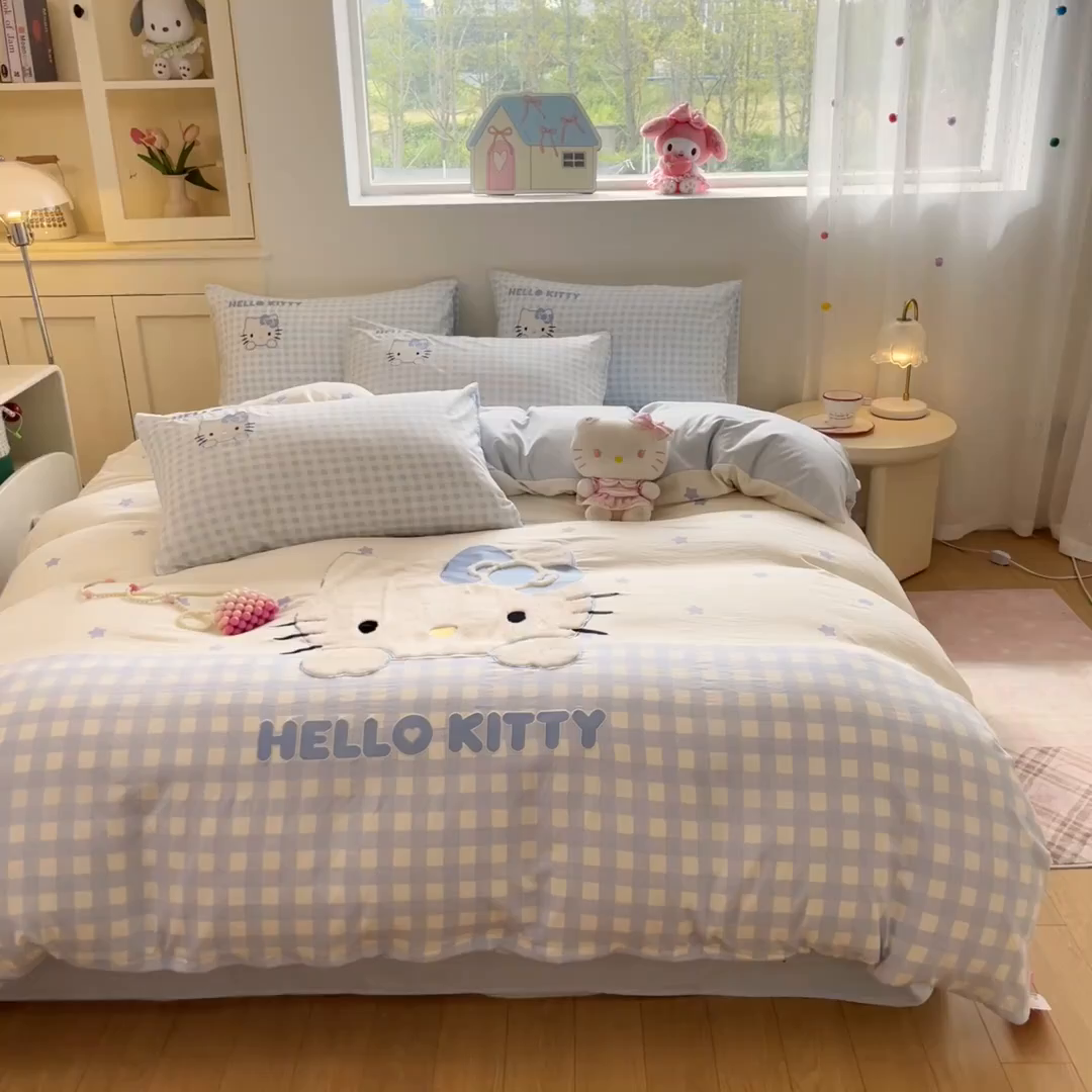 91家纺网 家纺一手货源 找家纺 桃心家居 2026新款A类三丽鸥正版授权云柔水洗棉兔毛贴布绣刺绣软糯系列四件套 云柔水洗棉-贴布绣蓝格KT