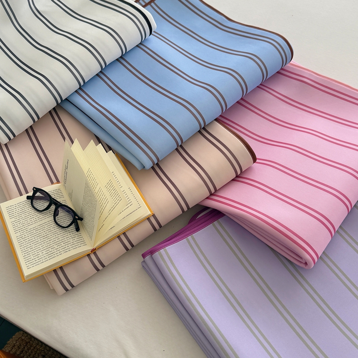 91家纺网 家纺一手货源 找家纺 （总）美乐迪家纺 2026春夏新款水光冰丝凉席席子-条纹系列