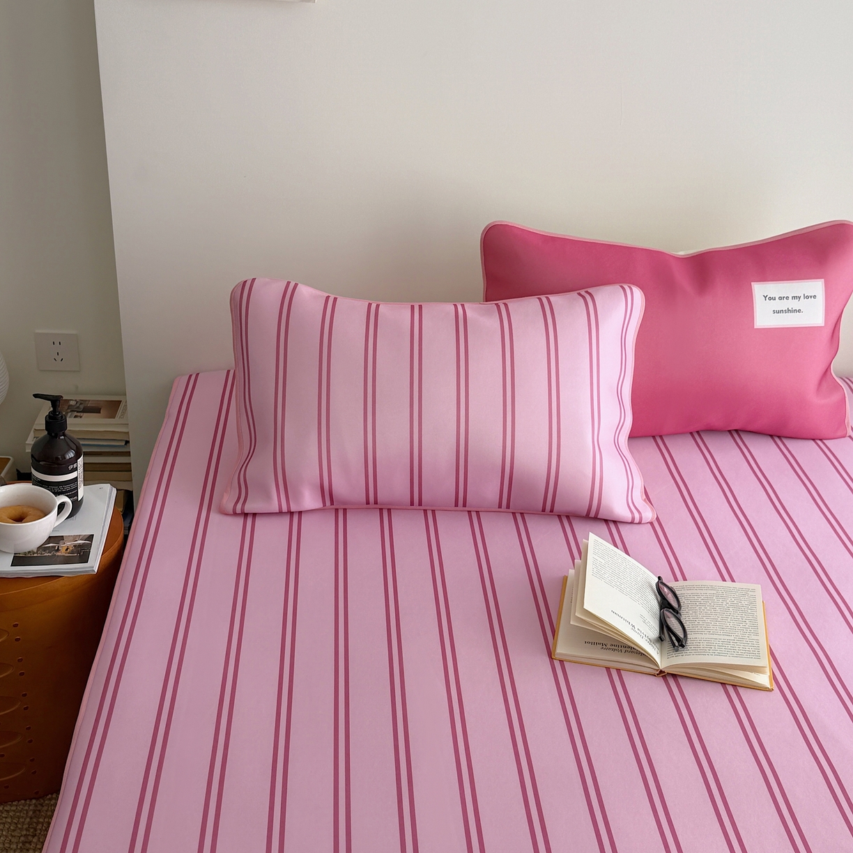 91家纺网 家纺一手货源 找家纺 美乐迪家纺 2026春夏新款水光冰丝凉席席子-条纹系列 玫粉条