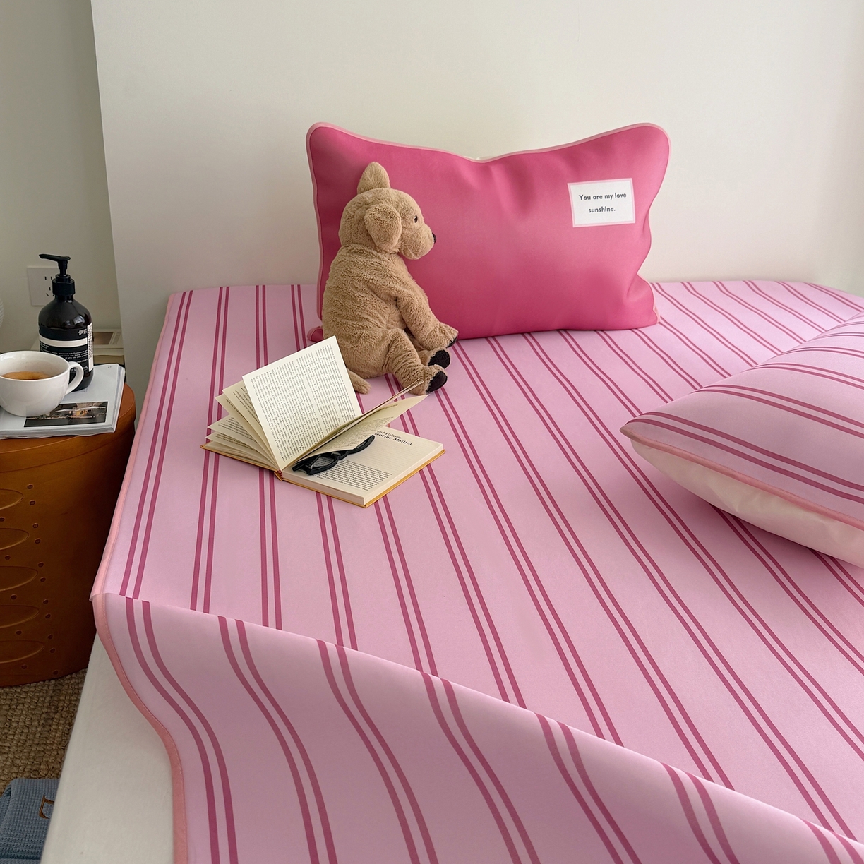 91家纺网 家纺一手货源 找家纺 美乐迪家纺 2026春夏新款水光冰丝凉席席子-条纹系列 玫粉条