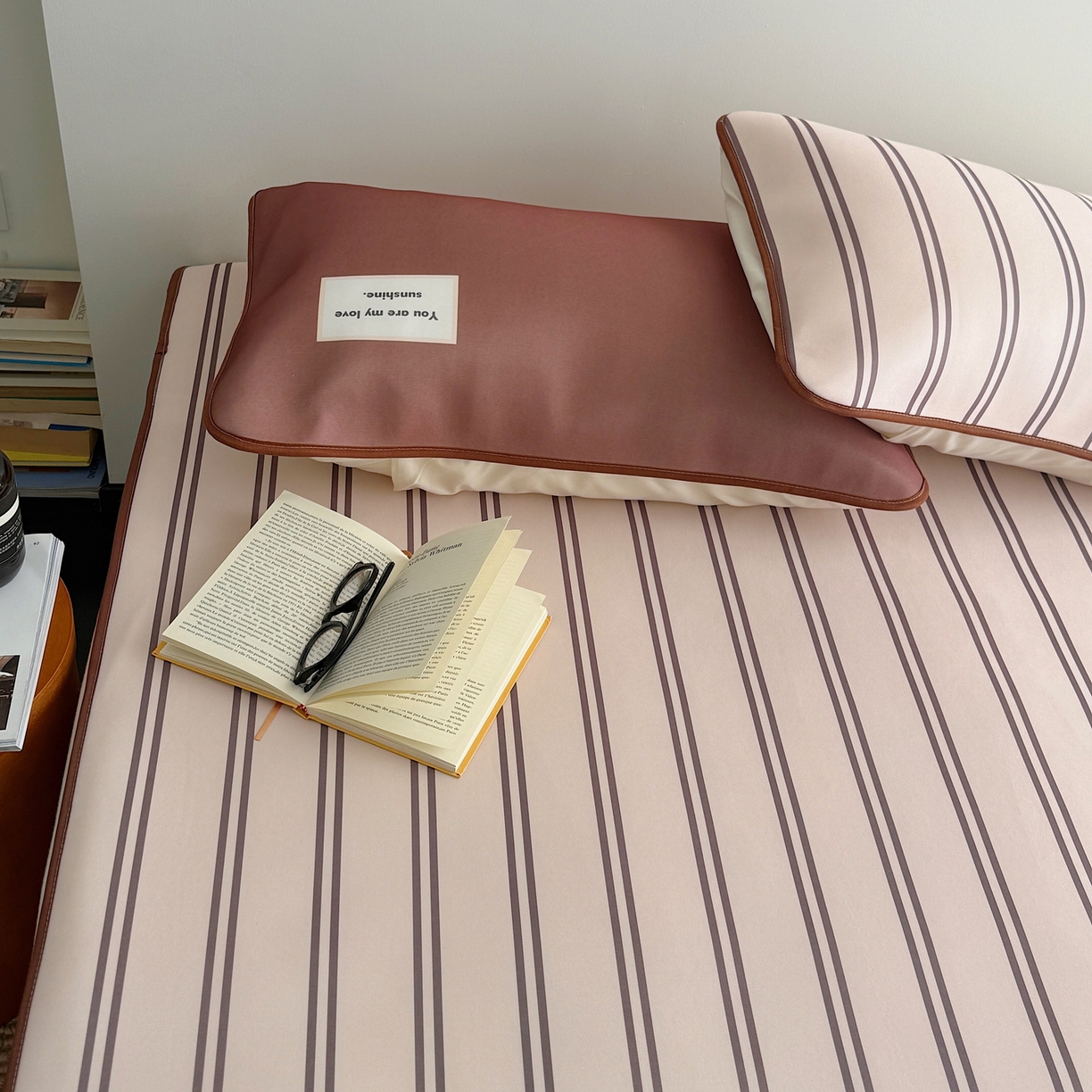 91家纺网 家纺一手货源 找家纺 美乐迪家纺 2026春夏新款水光冰丝凉席席子-条纹系列 奶茶咖