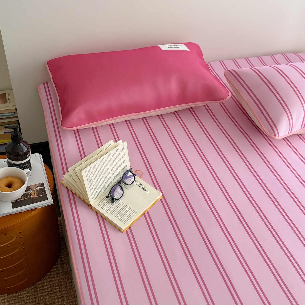 91家纺网 家纺一手货源 找家纺 美乐迪家纺 2026春夏新款水光冰丝凉席席子-条纹系列 玫粉条