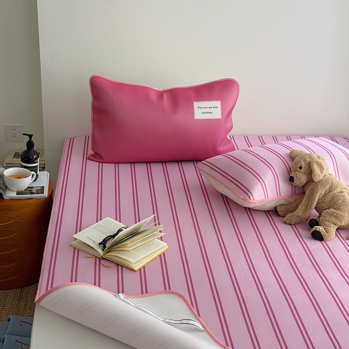 91家纺网 家纺一手货源 找家纺 美乐迪家纺 2026春夏新款水光冰丝凉席席子-条纹系列 玫粉条