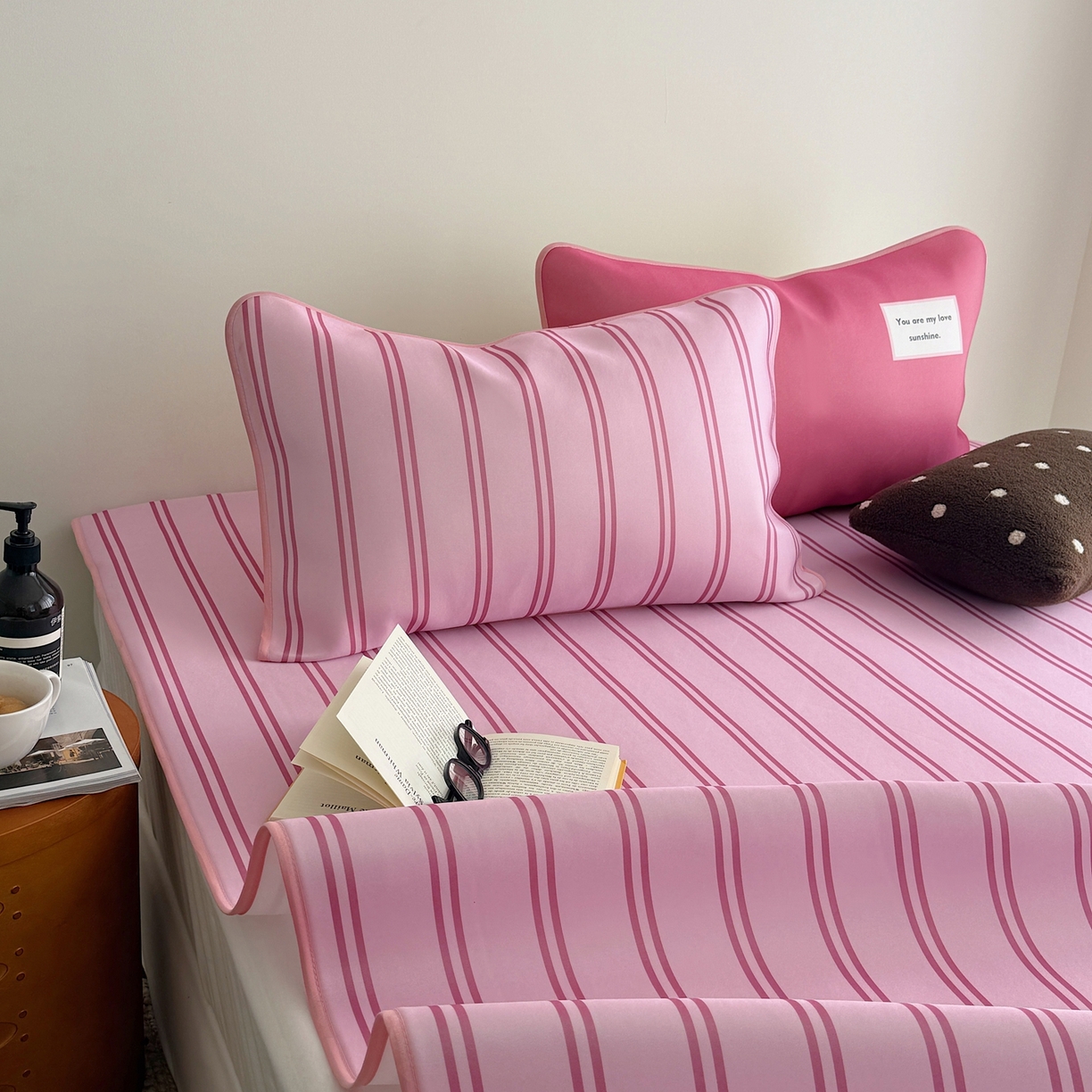 91家纺网 家纺一手货源 找家纺 美乐迪家纺 2026春夏新款水光冰丝凉席席子-条纹系列 玫粉条