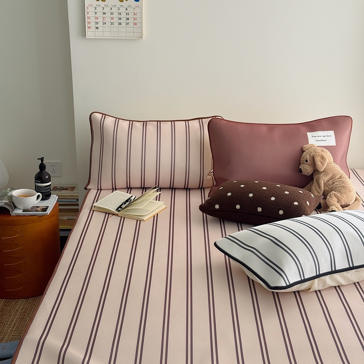 91家纺网 家纺一手货源 找家纺 美乐迪家纺 2026春夏新款水光冰丝凉席席子-条纹系列 奶茶咖