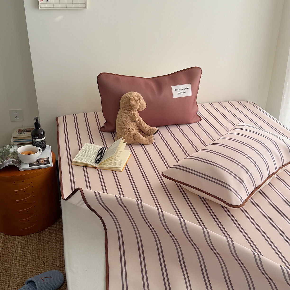 91家纺网 家纺一手货源 找家纺 美乐迪家纺 2026春夏新款水光冰丝凉席席子-条纹系列 奶茶咖