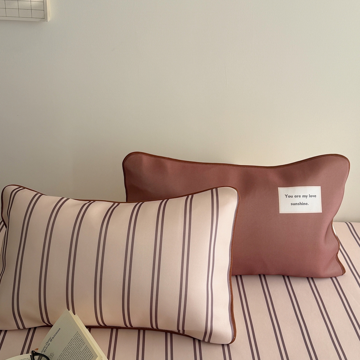 91家纺网 家纺一手货源 找家纺 美乐迪家纺 2026春夏新款水光冰丝凉席席子-条纹系列 奶茶咖