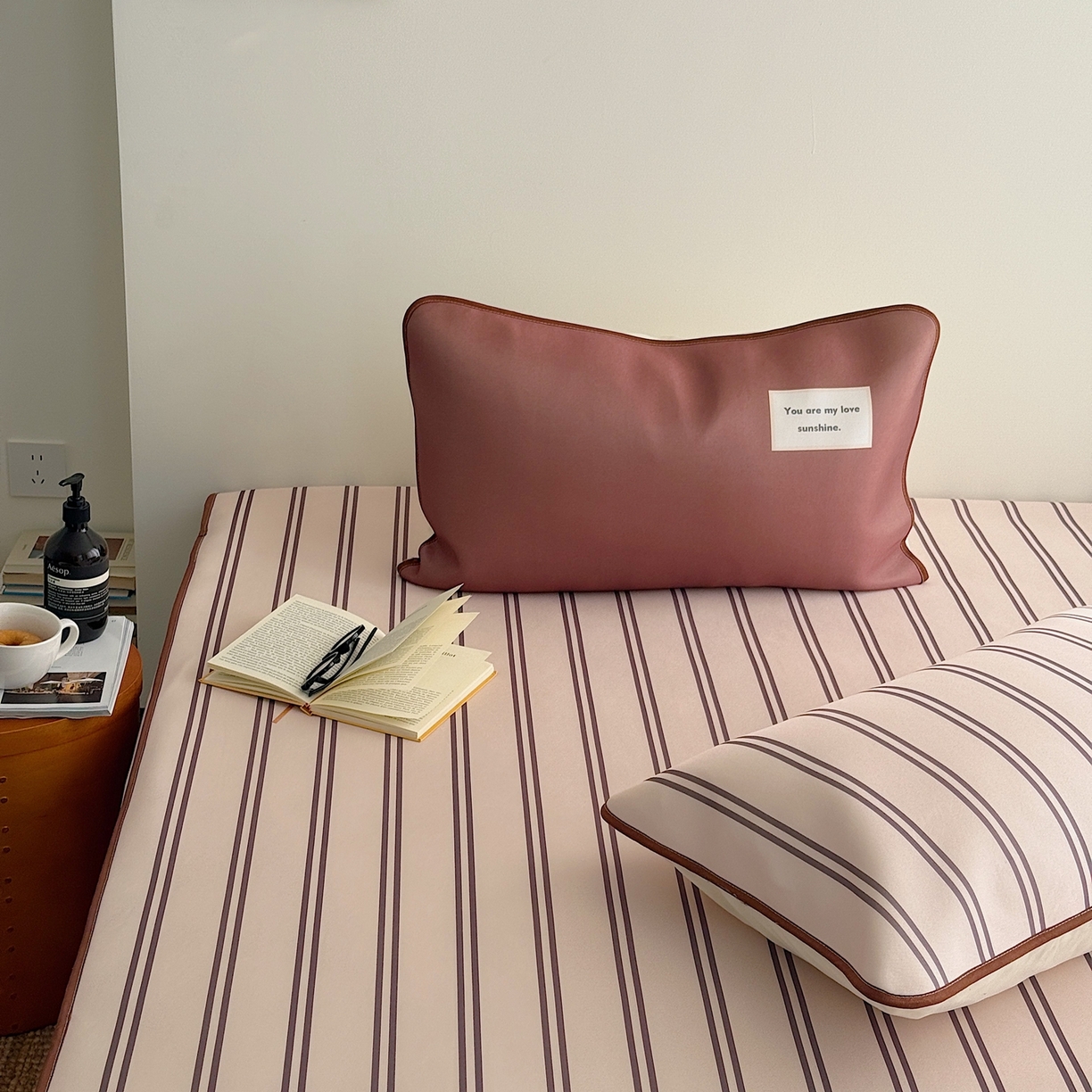 91家纺网 家纺一手货源 找家纺 美乐迪家纺 2026春夏新款水光冰丝凉席席子-条纹系列 奶茶咖