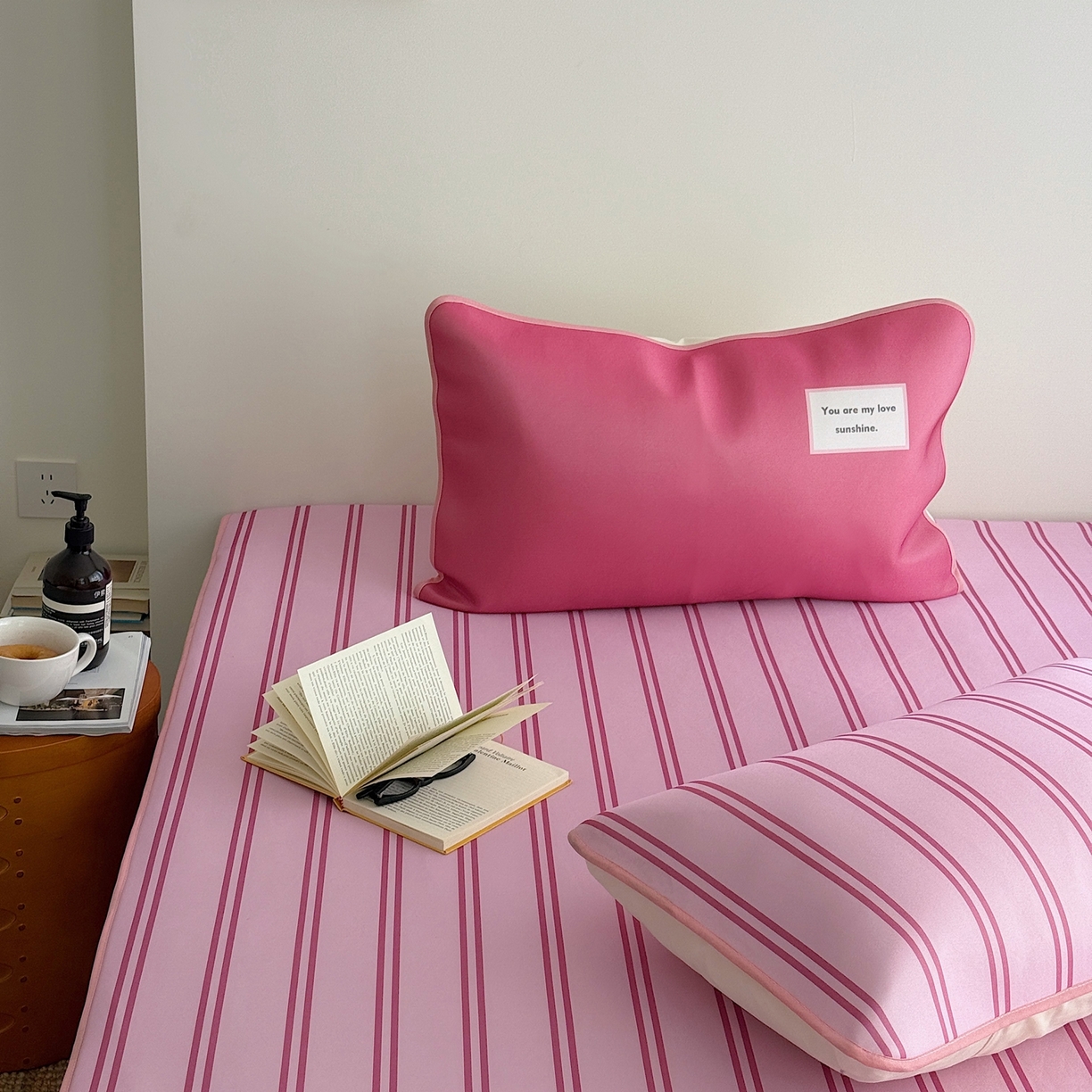 91家纺网 家纺一手货源 找家纺 美乐迪家纺 2026春夏新款水光冰丝凉席席子-条纹系列 玫粉条