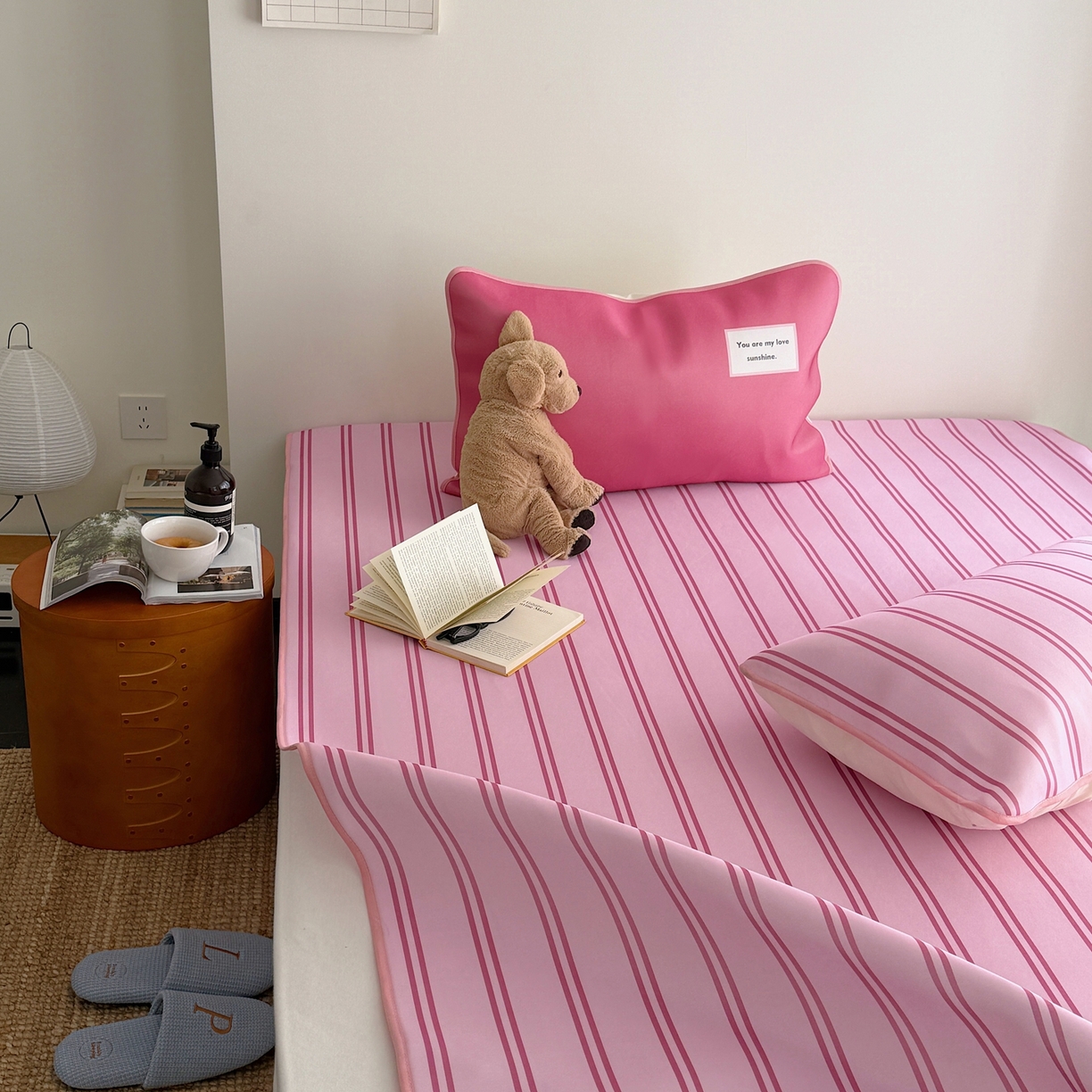 91家纺网 家纺一手货源 找家纺 美乐迪家纺 2026春夏新款水光冰丝凉席席子-条纹系列 玫粉条