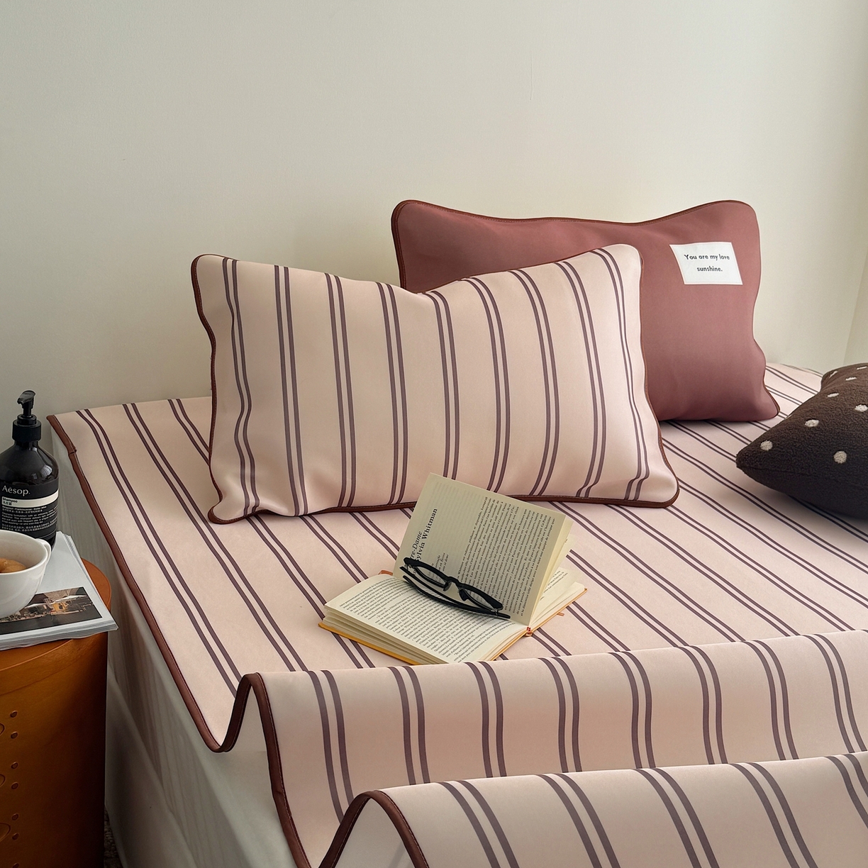 91家纺网 家纺一手货源 找家纺 美乐迪家纺 2026春夏新款水光冰丝凉席席子-条纹系列 奶茶咖