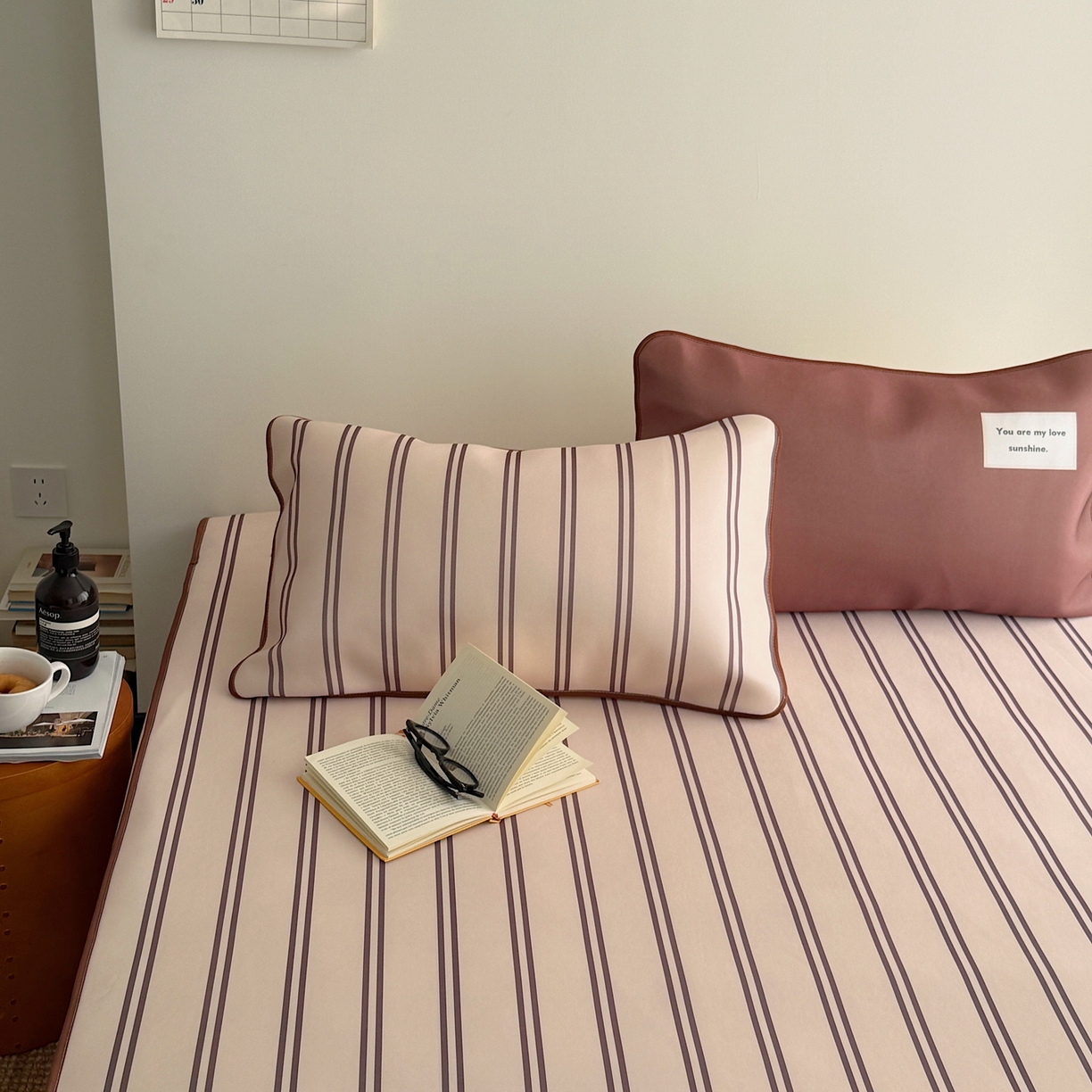 91家纺网 家纺一手货源 找家纺 美乐迪家纺 2026春夏新款水光冰丝凉席席子-条纹系列 奶茶咖