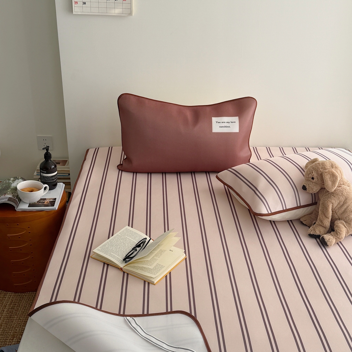 91家纺网 家纺一手货源 找家纺 美乐迪家纺 2026春夏新款水光冰丝凉席席子-条纹系列 奶茶咖