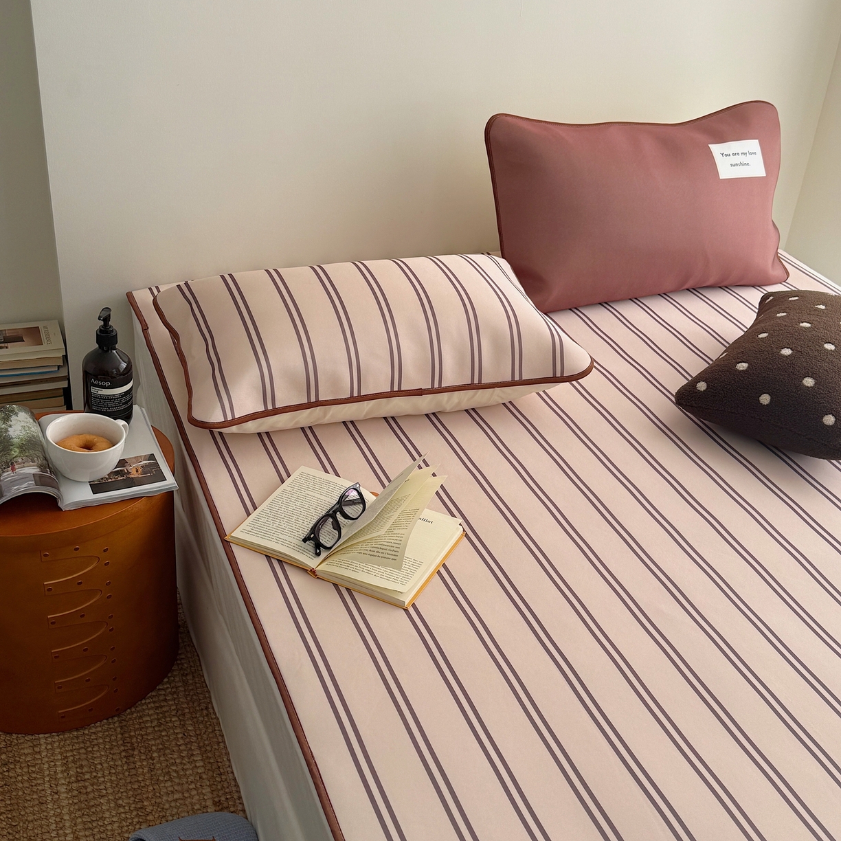 91家纺网 家纺一手货源 找家纺 美乐迪家纺 2026春夏新款水光冰丝凉席席子-条纹系列 奶茶咖