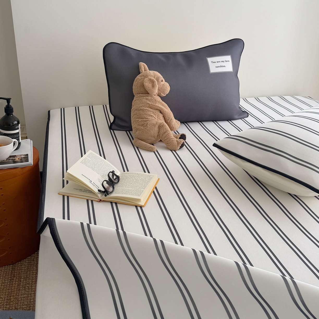 91家纺网 家纺一手货源 找家纺 美乐迪家纺 2026春夏新款水光冰丝凉席席子-条纹系列 黑白条