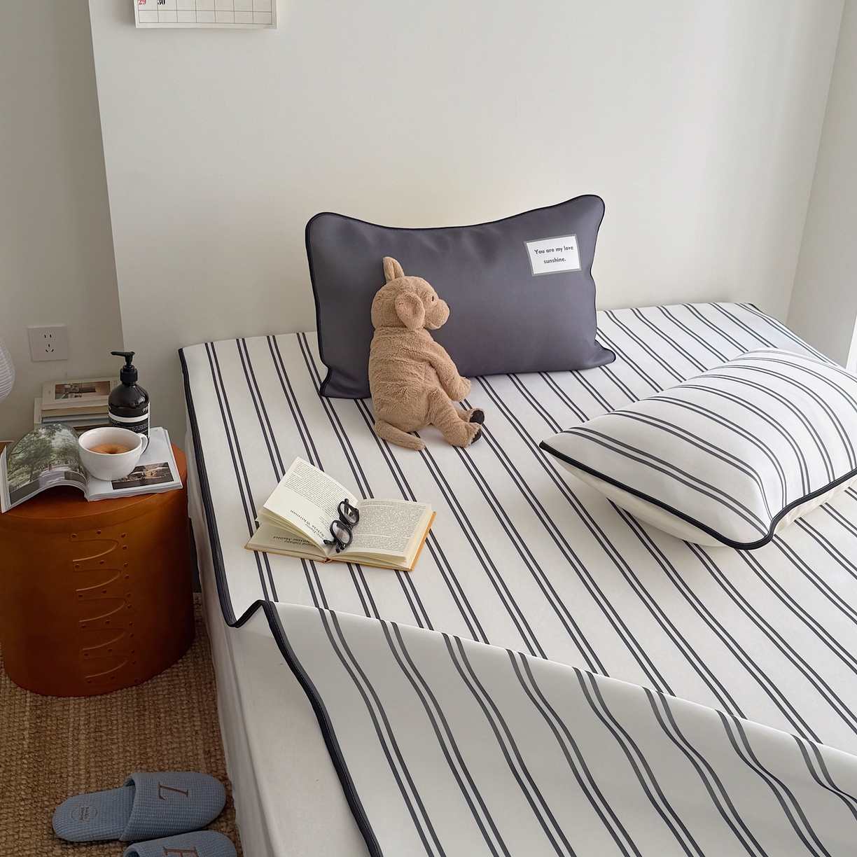 91家纺网 家纺一手货源 找家纺 美乐迪家纺 2026春夏新款水光冰丝凉席席子-条纹系列 黑白条