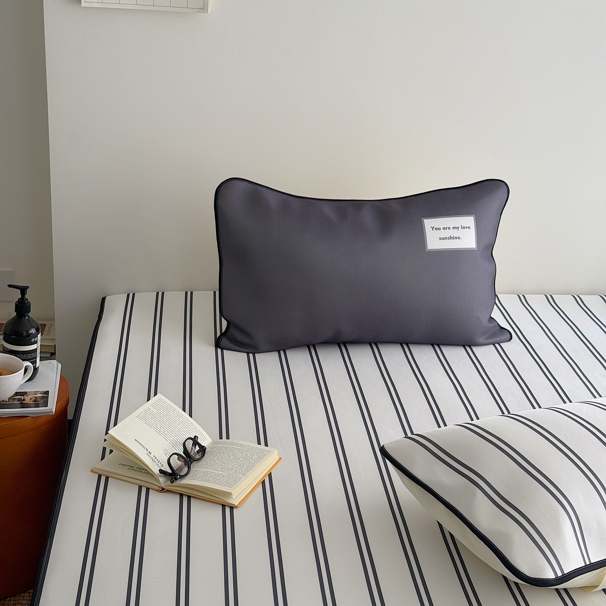 91家纺网 家纺一手货源 找家纺 美乐迪家纺 2026春夏新款水光冰丝凉席席子-条纹系列 黑白条