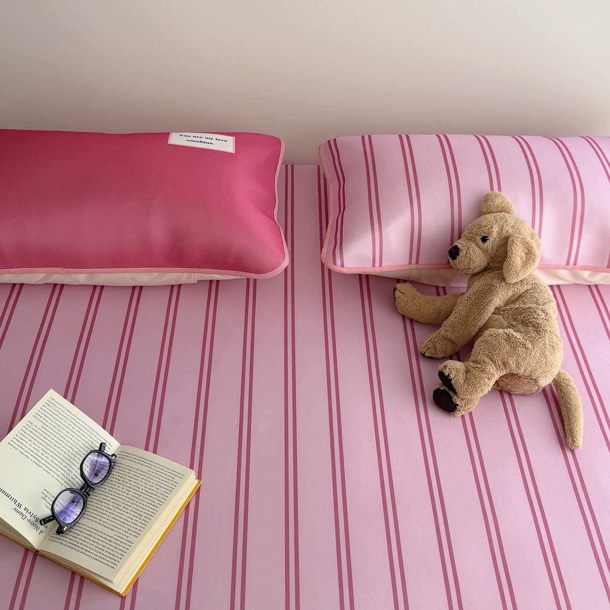 91家纺网 家纺一手货源 找家纺 美乐迪家纺 2026春夏新款水光冰丝凉席席子-条纹系列 玫粉条