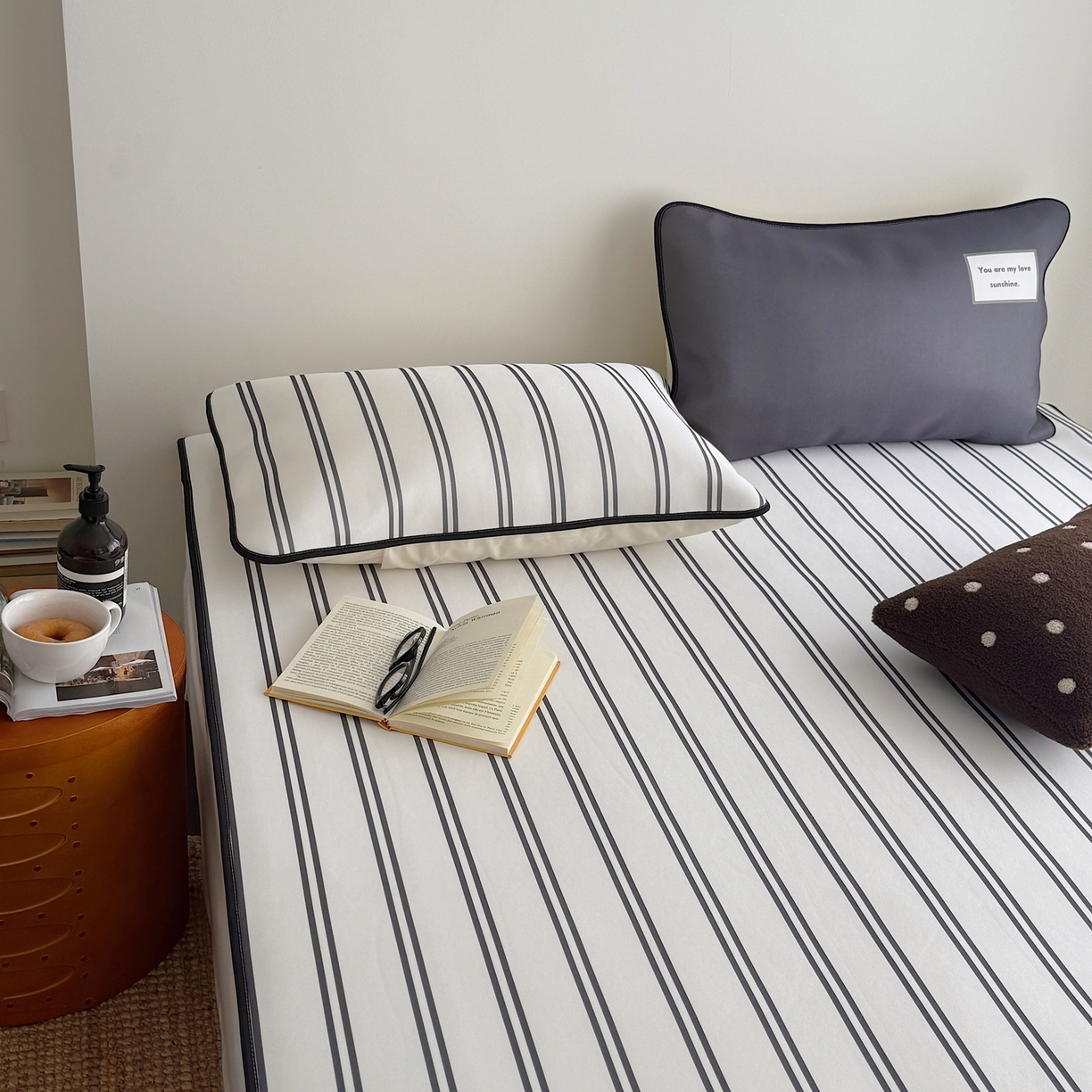 91家纺网 家纺一手货源 找家纺 美乐迪家纺 2026春夏新款水光冰丝凉席席子-条纹系列 黑白条