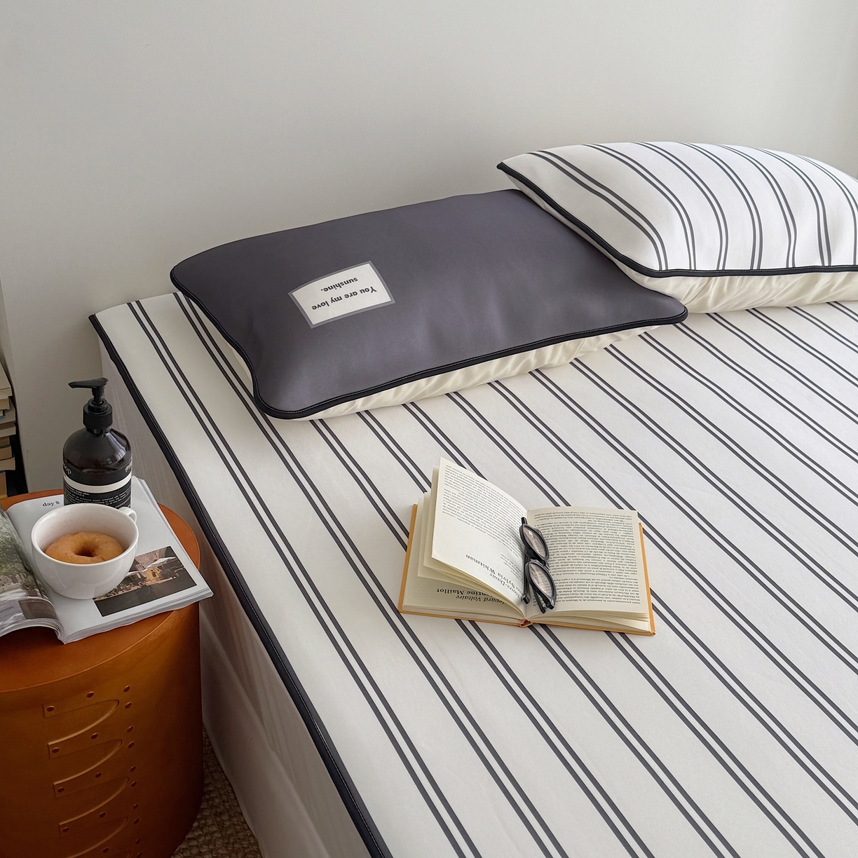 91家纺网 家纺一手货源 找家纺 美乐迪家纺 2026春夏新款水光冰丝凉席席子-条纹系列 黑白条