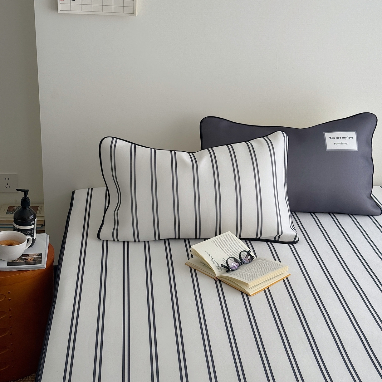 91家纺网 家纺一手货源 找家纺 美乐迪家纺 2026春夏新款水光冰丝凉席席子-条纹系列 黑白条