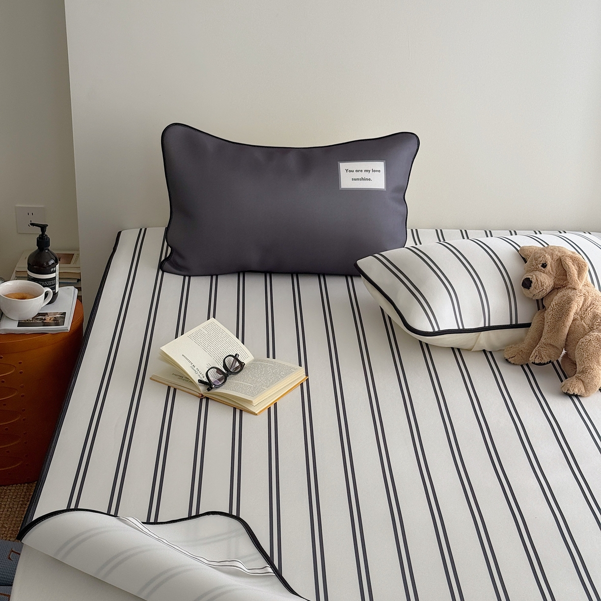 91家纺网 家纺一手货源 找家纺 美乐迪家纺 2026春夏新款水光冰丝凉席席子-条纹系列 黑白条