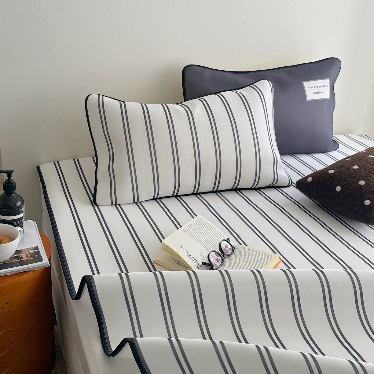 91家纺网 家纺一手货源 找家纺 美乐迪家纺 2026春夏新款水光冰丝凉席席子-条纹系列 黑白条