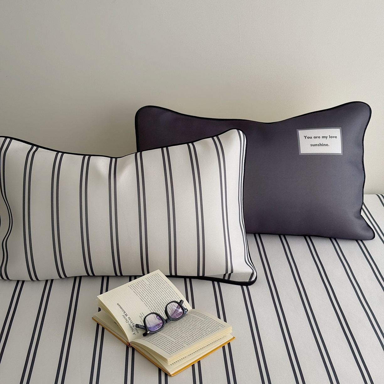 91家纺网 家纺一手货源 找家纺 美乐迪家纺 2026春夏新款水光冰丝凉席席子-条纹系列 黑白条