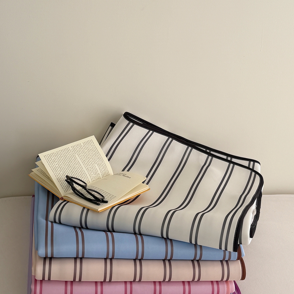 91家纺网 家纺一手货源 找家纺 美乐迪家纺 2026春夏新款水光冰丝凉席席子-条纹系列 组合图仅供展示不可下单