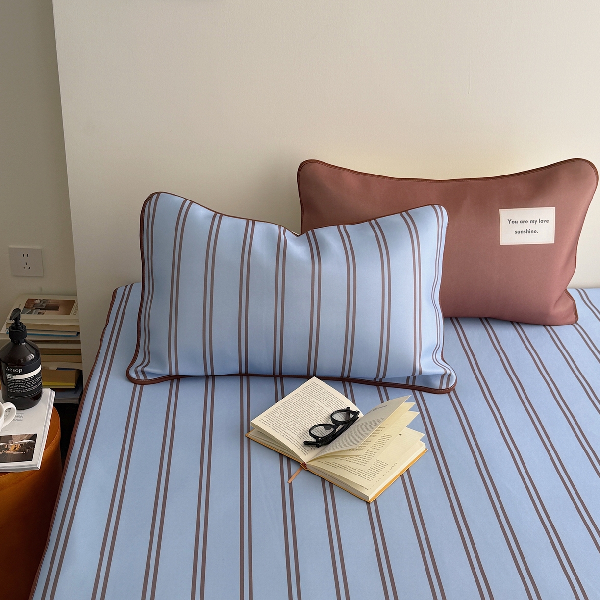 91家纺网 家纺一手货源 找家纺 美乐迪家纺 2026春夏新款水光冰丝凉席席子-条纹系列 蓝咖条