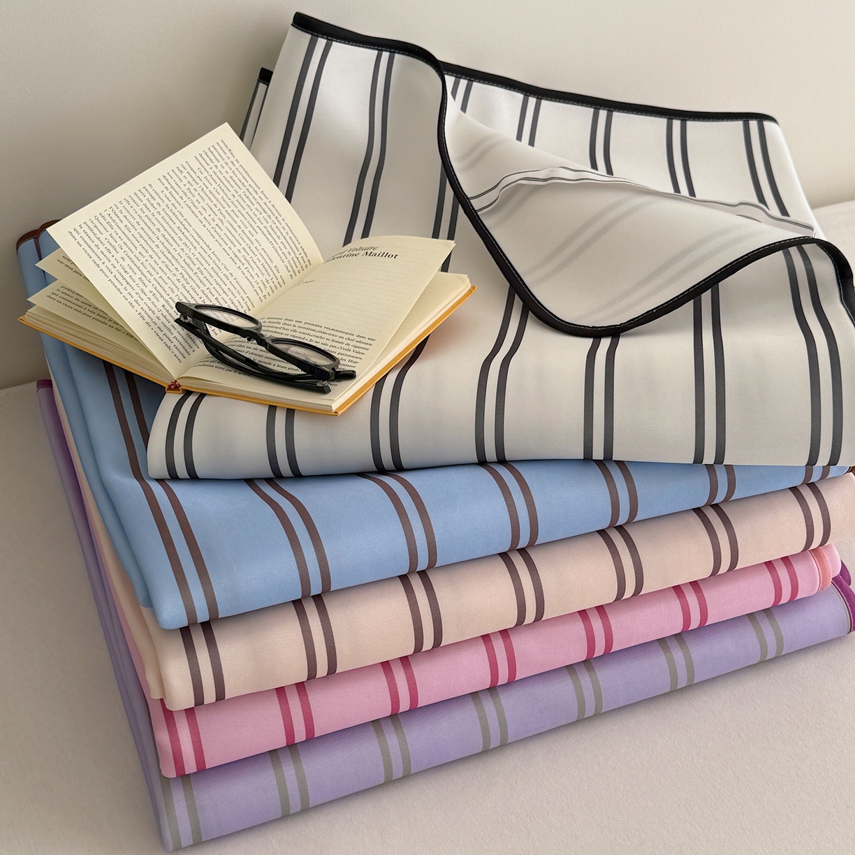 91家纺网 家纺一手货源 找家纺 美乐迪家纺 2026春夏新款水光冰丝凉席席子-条纹系列 组合图仅供展示不可下单