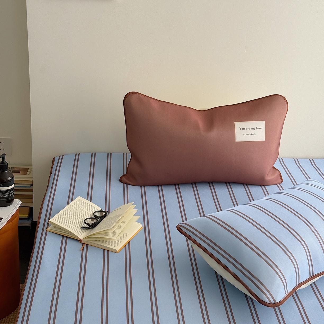 91家纺网 家纺一手货源 找家纺 美乐迪家纺 2026春夏新款水光冰丝凉席席子-条纹系列 蓝咖条