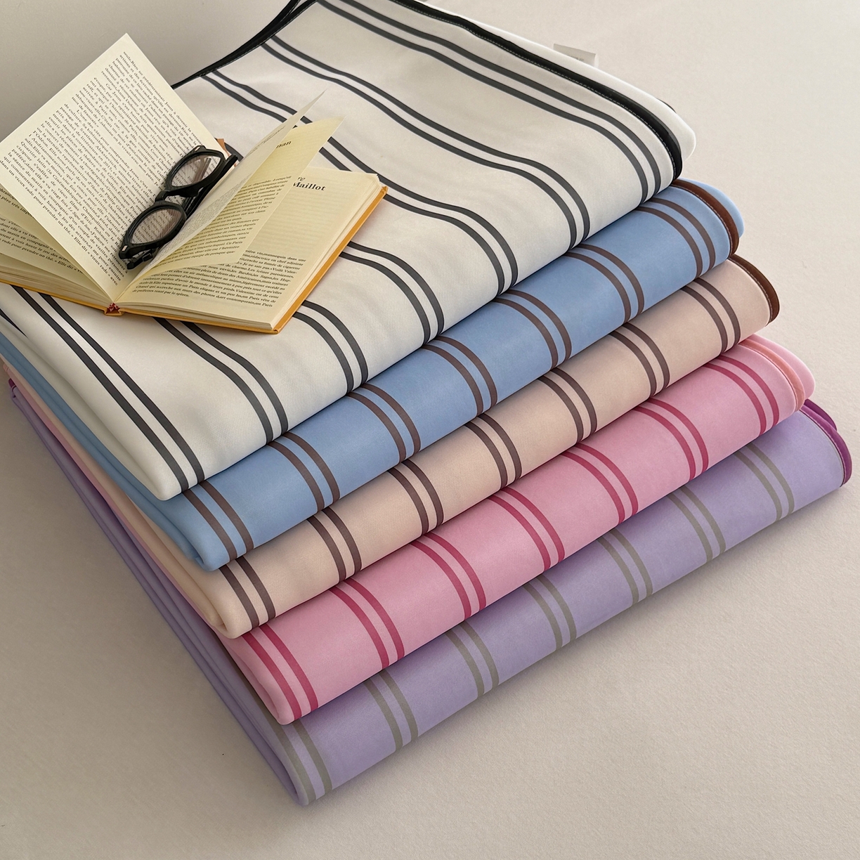 91家纺网 家纺一手货源 找家纺 美乐迪家纺 2026春夏新款水光冰丝凉席席子-条纹系列 组合图仅供展示不可下单