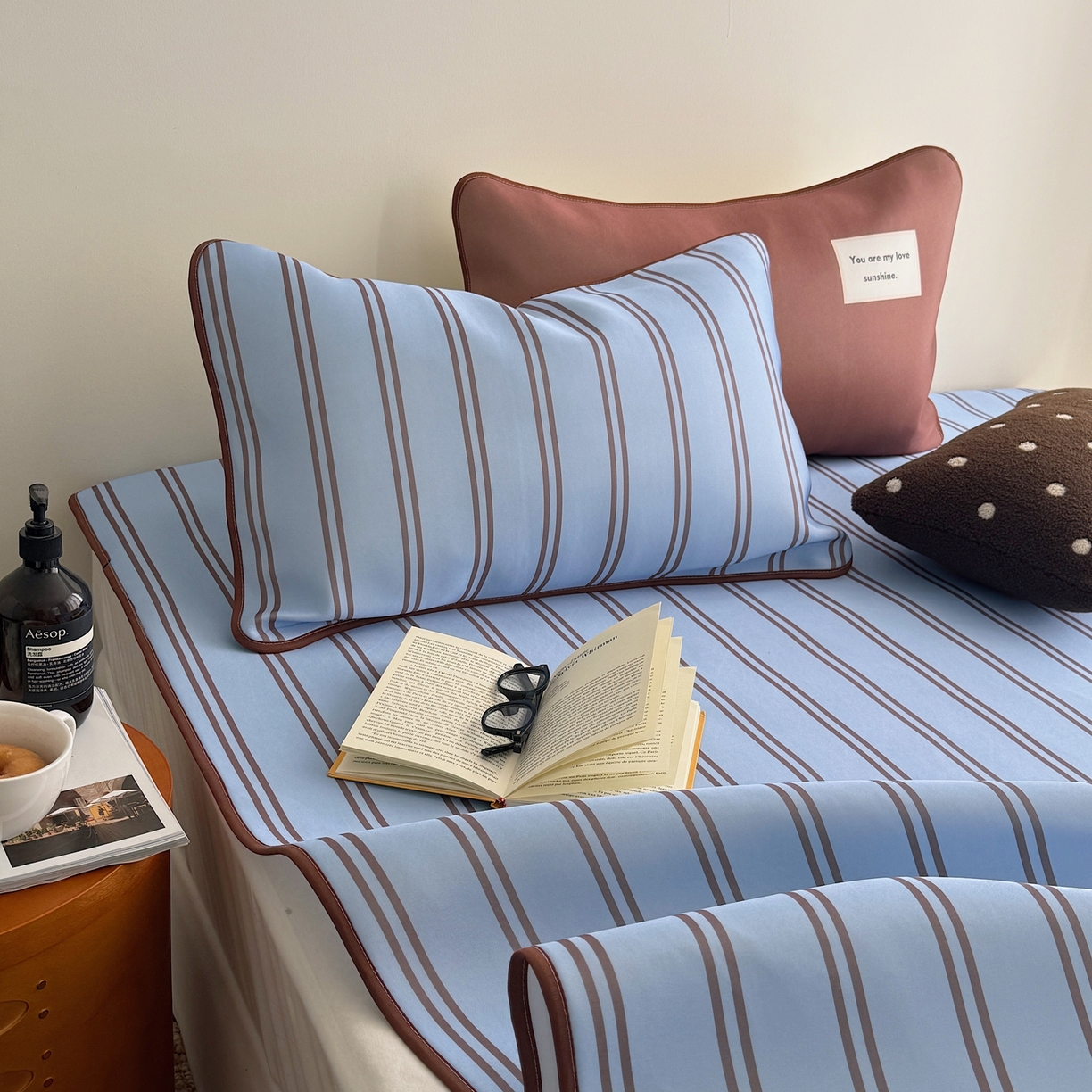 91家纺网 家纺一手货源 找家纺 美乐迪家纺 2026春夏新款水光冰丝凉席席子-条纹系列 蓝咖条